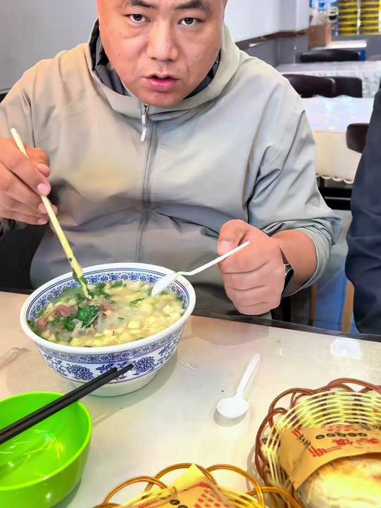 太原晋菜配上大雁塔下的西安小吃,来到了大唐不夜城