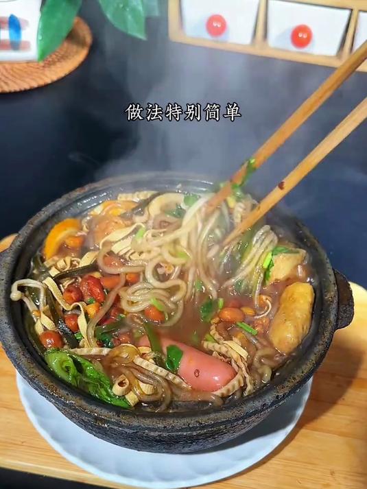 山西街边小吃老式砂锅麻辣烫