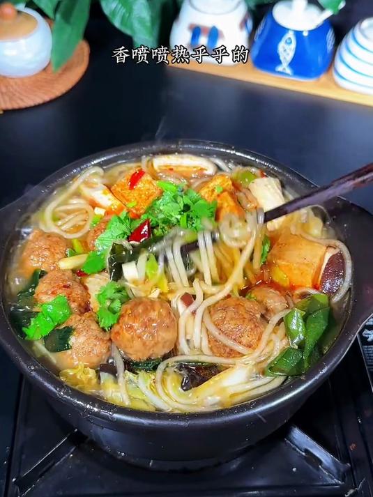 一个人不想炒菜的时候，你就做这个砂锅丸子烩菜