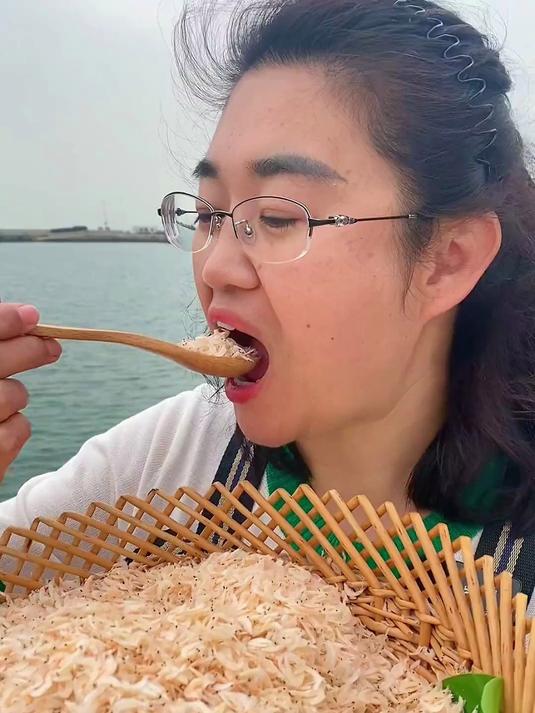 用虾皮熬制的粥,软糯鲜香,温暖你的胃