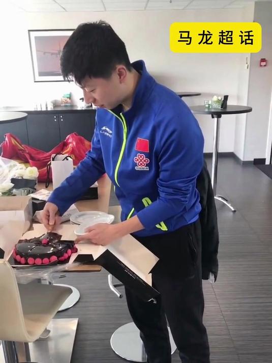 不愧是龙队!马龙为大家切蛋糕的动作真的好暖心!