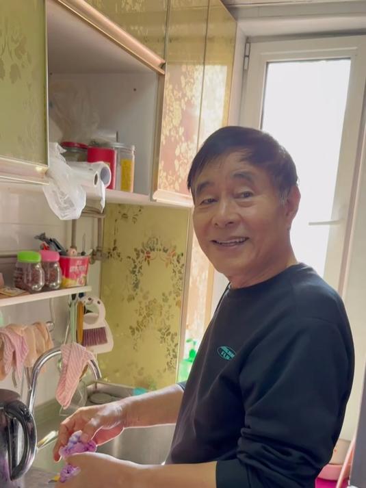 家里买菜工作都是老爸负责,今天买这菜属实新鲜,家里人都没见过