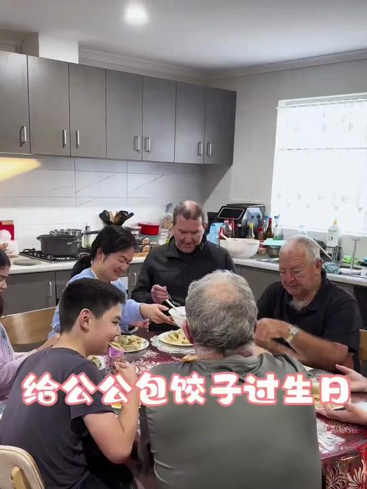 和孩子们一起包饺子,给公公过生日的一天