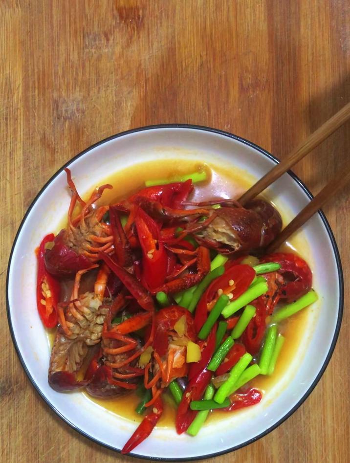 小龙虾怎么做才好吃又简单,分享一道小龙虾炒蒜苔