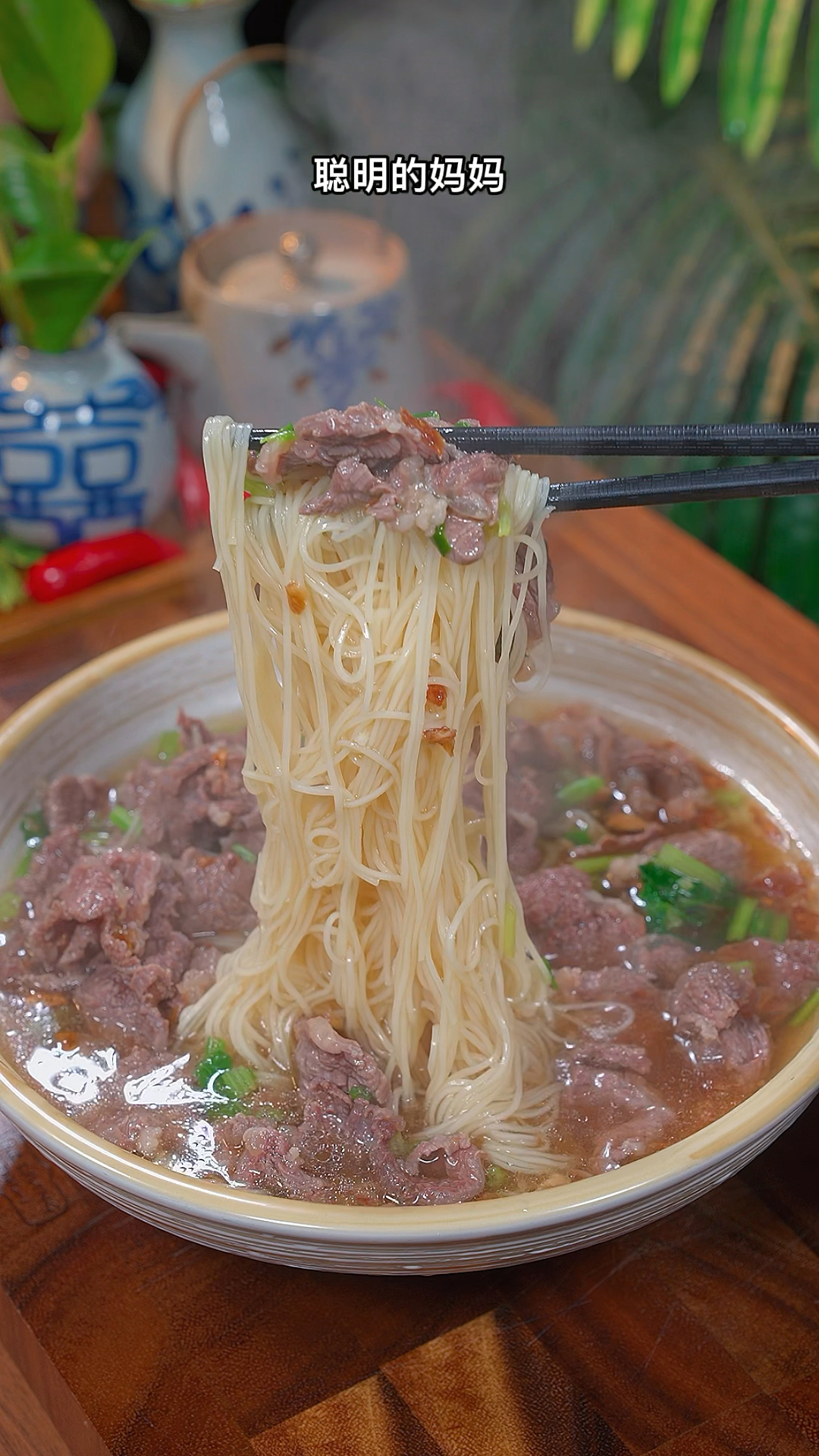 孩子的早餐一定要吃得有营养,早上早起5分钟就能搞定的清汤牛肉面,简单又好吃