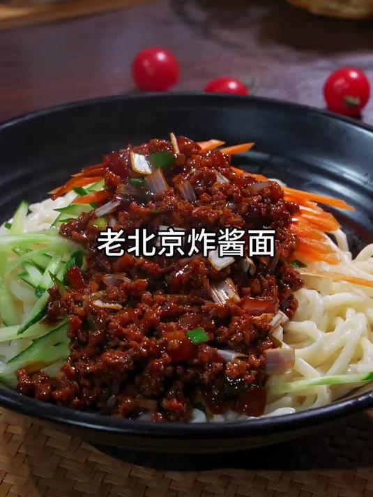 夏天就得吃面,尤其这个老北京炸酱面