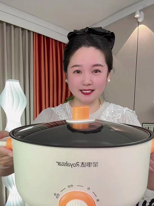 有大容量电煮锅还配个蒸笼，平时家人吃个火锅，早餐蒸包子很方便