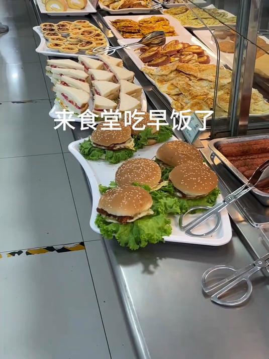 今天来吃四食堂早餐 奥利奥奶油小蛋糕 爱心煎蛋 酸菜馅饼