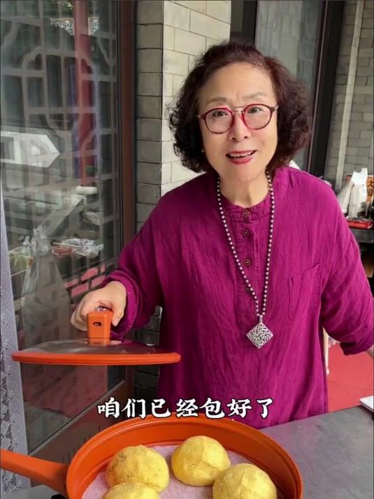 老北京传统玉米面卞萝卜菜团子,皮薄馅大,老味道老做法