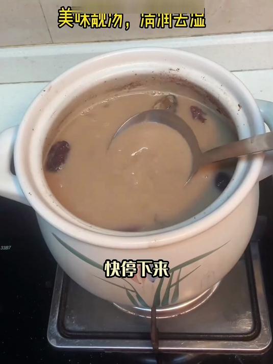 滋补助眠赤小豆粉葛鲫鱼汤:营养温和,睡前喝不腹胀