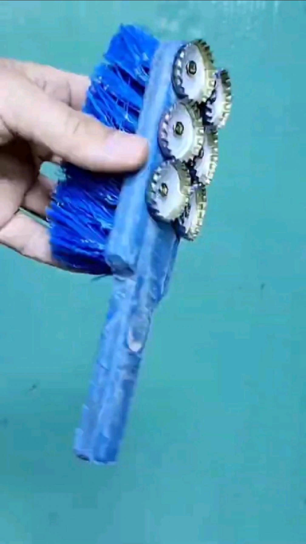 简单的发明小技巧,用普通扫把头。制作刮鱼鳞神器和刷子