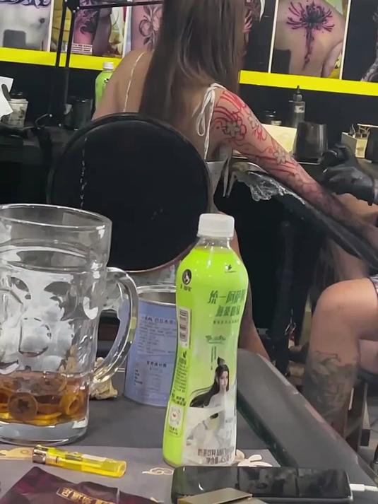 小姐姐纹身花臂,男朋友直接无语了