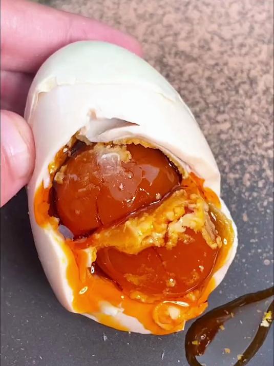 吃蛋别将就,双黄烤海鸭蛋一口就爱上?