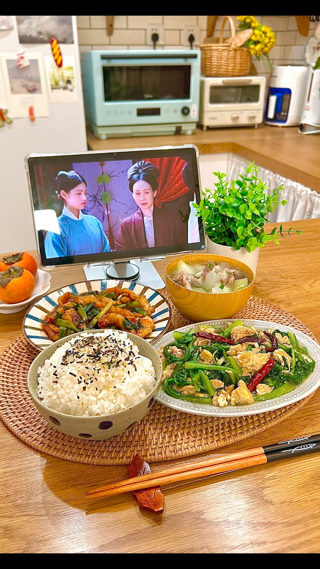 一人食:今天吃葱烧虾片,茼蒿炒鸡蛋,羊肉冬瓜汤