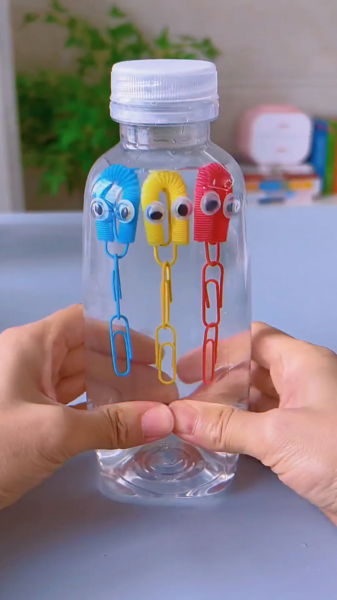 用过的吸管和瓶子别扔,用它们做几只可爱小章鱼,还会潜水真的太好玩了!