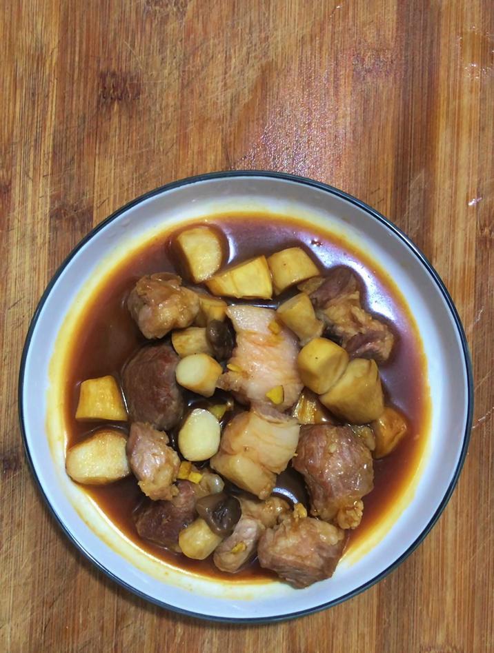 红烧肉怎么做好吃,分享一道杏鲍菇红烧肉