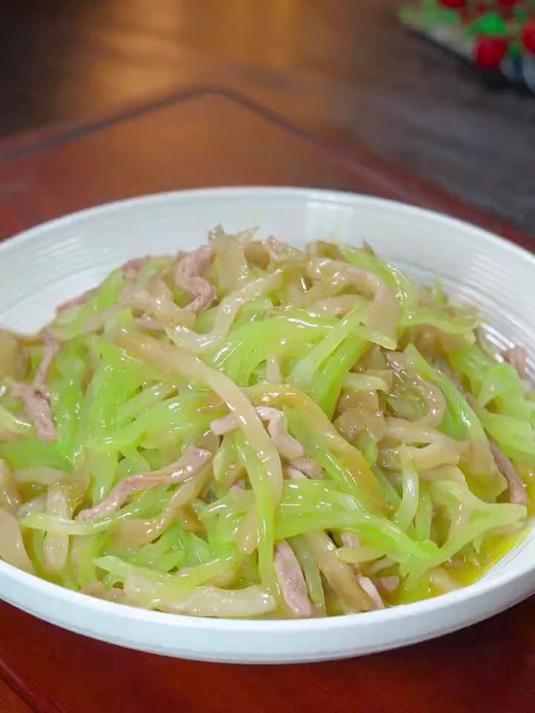 我女儿从小就喜欢吃莴笋