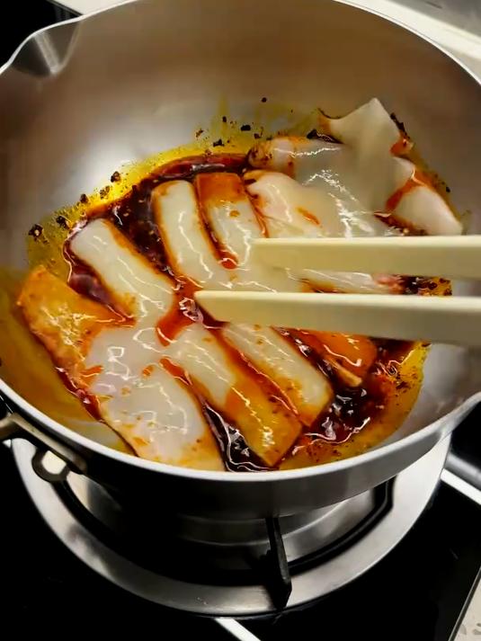 深夜煮一碗麻辣烫 简单几步 解锁深夜治愈系美食