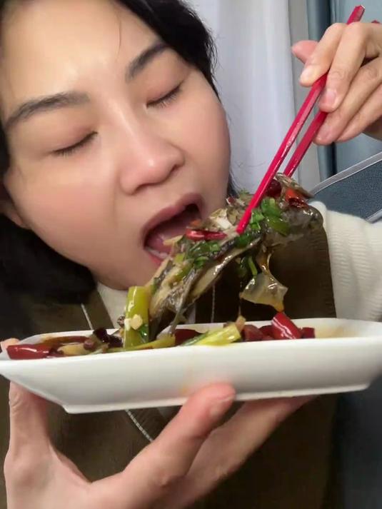 鲫鱼最好吃的做法还是邮亭鲫鱼！#美食# #榜单冲锋赛#