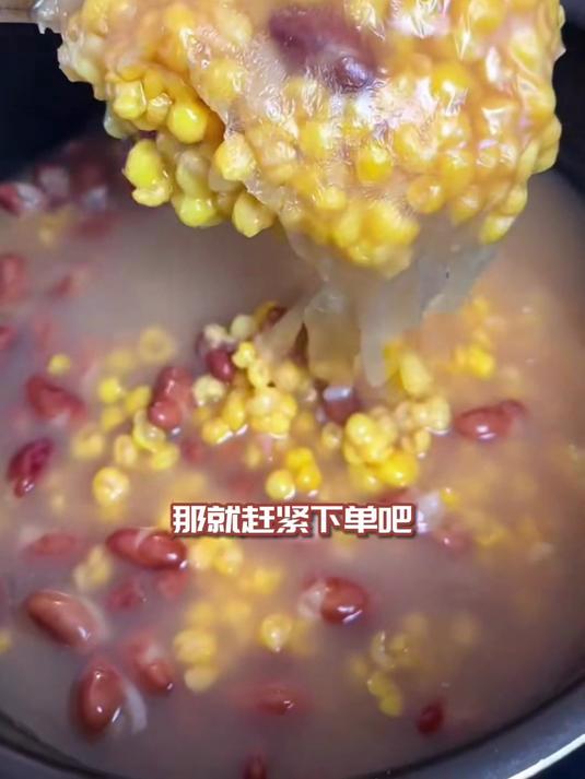 天冷就馋这口！东北大碴粥配着咸鸭蛋，暖到胃里直冒热气