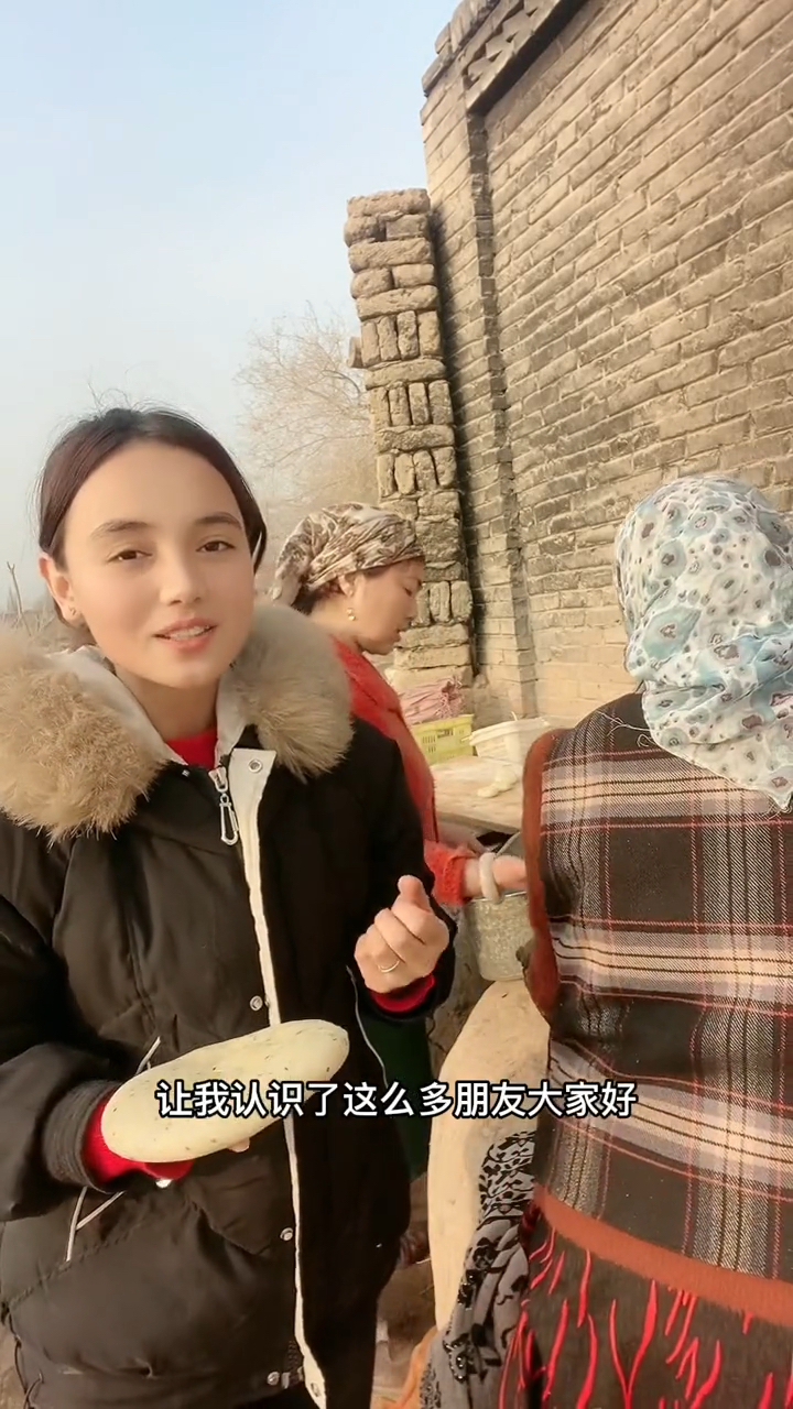 这就是我们新疆人爱吃的美食也就是馕饼。新疆烤馕,我的最爱。