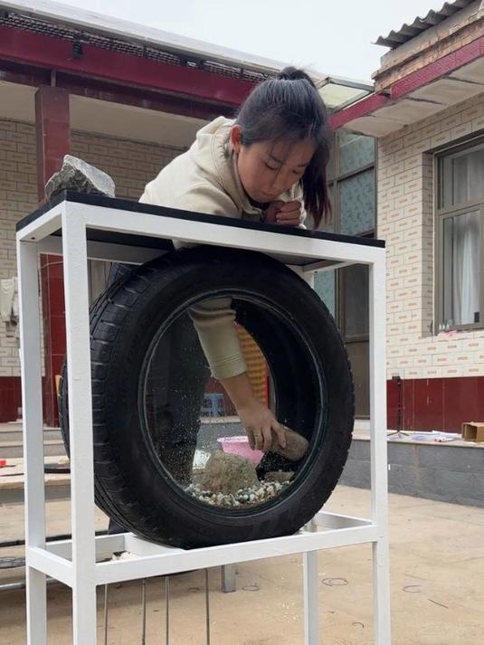 农村漂亮媳妇用旧轮胎做了一个超级好看的轮胎鱼缸