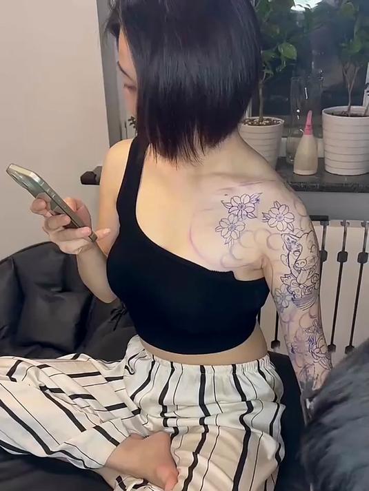 短发气质美女纹身花臂,令人羡慕的纹身师,我都打算改行了