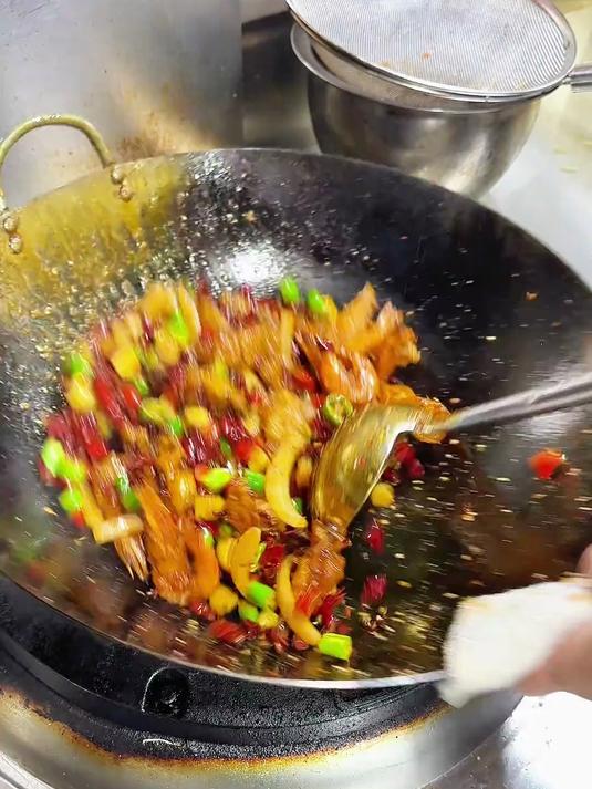 《香辣鸡翅虾》大虾与鸡翅的完美结合,鸡翅外酥内嫩虾肉干香麻辣