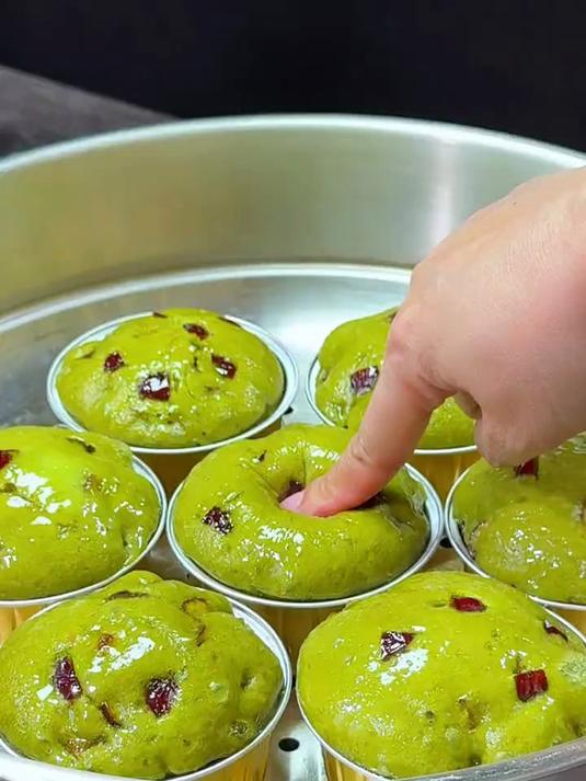 把菠菜汁放入面粉中,居然这么好吃