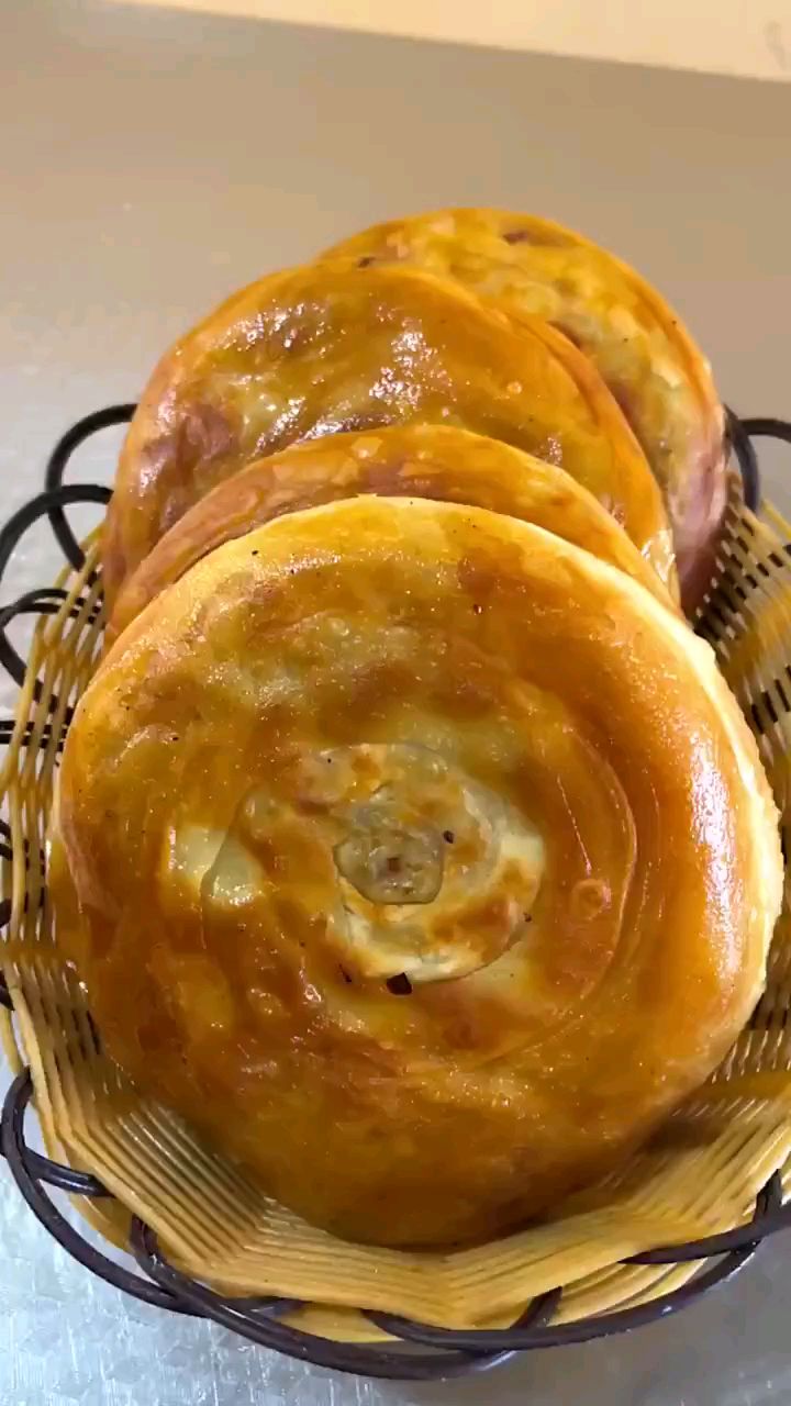 清真小吃,宫廷香酥牛肉饼,酥酥脆脆,搭配肉丸胡辣汤,味道美极了