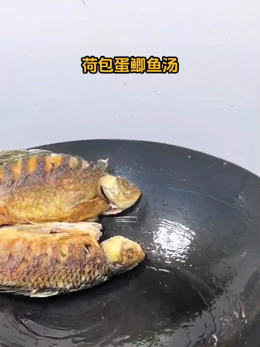 浓香型款荷包蛋鲫鱼汤:爆香蒜片,鲜味更浓郁