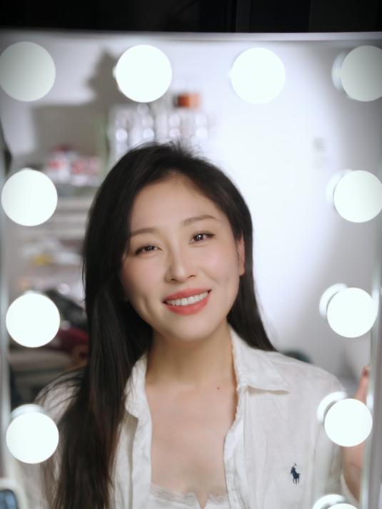 「蛋糕姐姐」东边的山坡上有两有牛