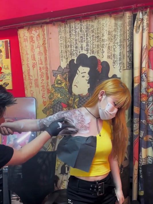 黄头发小美来纹花臂,乌漆嘛黑的真好看吗