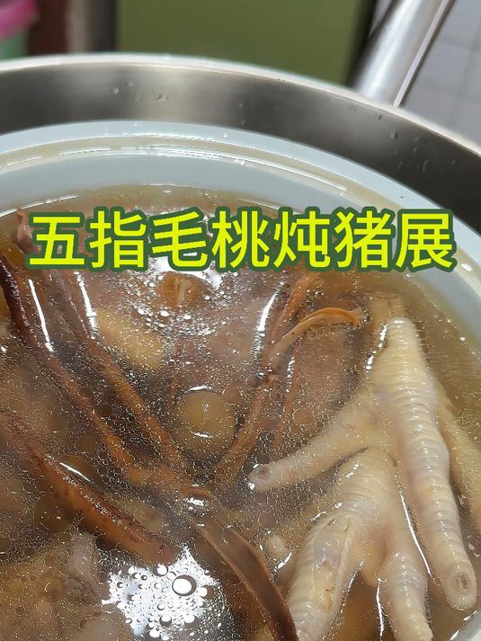 炖汤太油试试这个清炖的猪展肉，汤汁清甜肉质鲜嫩