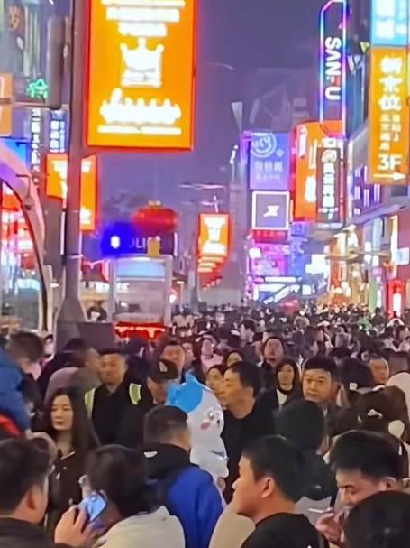 长沙步行街烟火浓,臭豆腐香飘街巷,糖油粑粑甜心间,味蕾狂欢不停歇#马上就出发#