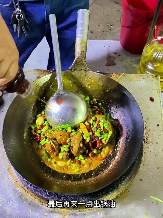 鸿运当头，安徽大排档红烧鸡头。58元一份。吃完能不能步步高升