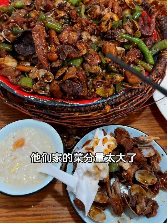 宿州小炒鸡那绝对是专业的，一家吃了一回就让你欲罢不能的炒鸡店