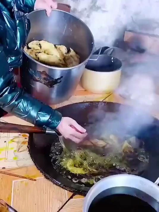 这发明太懂厨房党！煎鱼铲灵活易操控，窄锅也能精准翻面不粘底