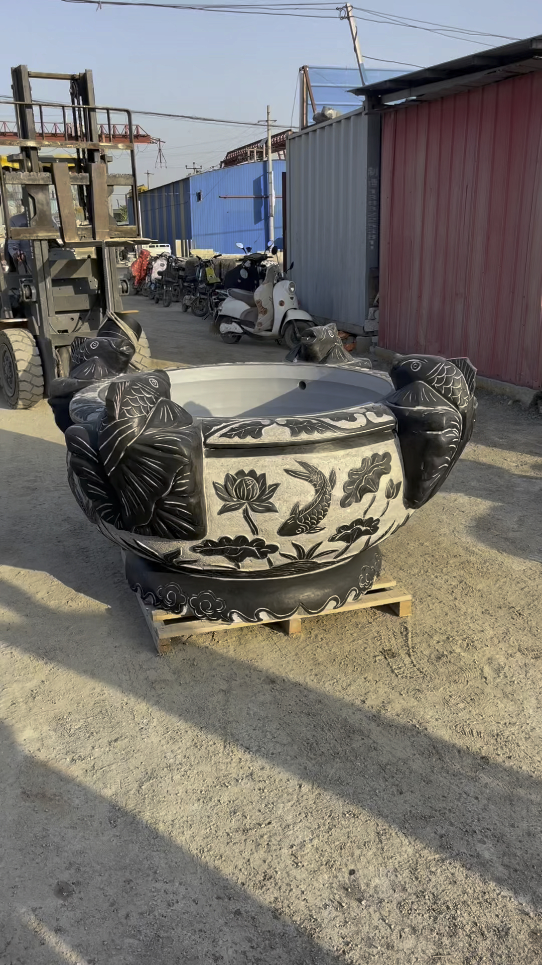 庭院流水景观鱼缸,鲤鱼吐水石缸喷泉,青石鱼缸庭院摆放