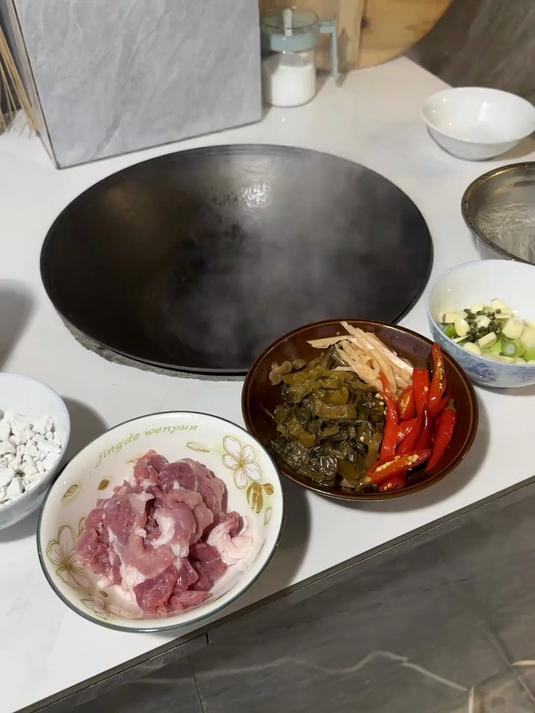 #年味里的中国#我不许你们还不知道四川的酸菜粉丝滑肉汤有多香