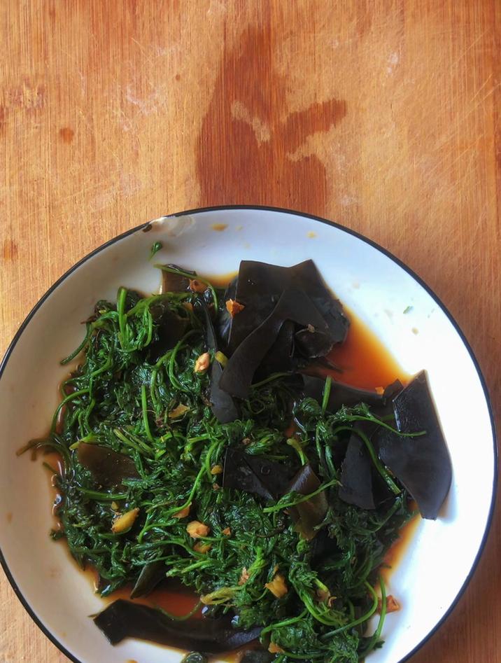 野菜白蒿的吃法,白蒿像我这样炒海带,清香美味