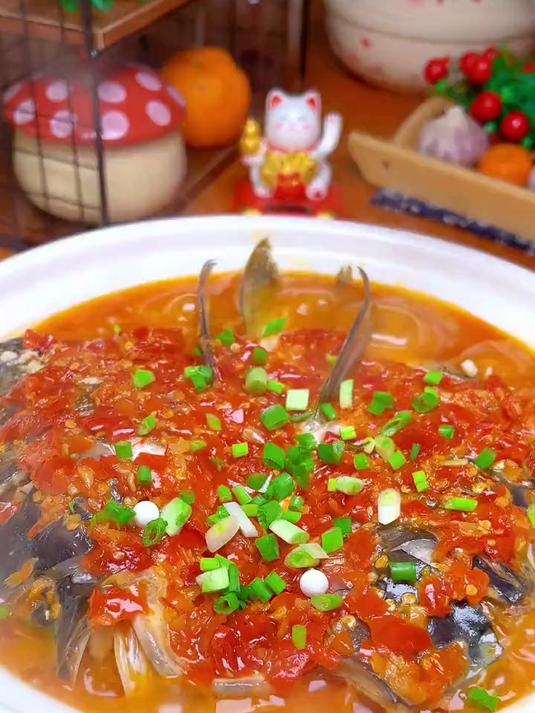 剁椒鱼头这样做，香辣鲜嫩很下饭，太好吃了