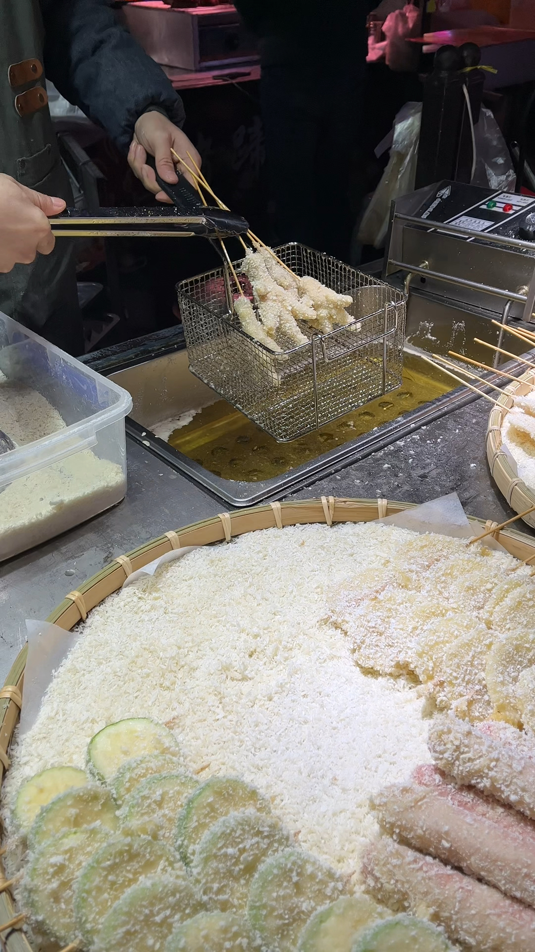 鸡爪腌制配方:盐100克,老抽10克,八角10克,花椒10克,小茴香10克,陈皮5克,桂皮