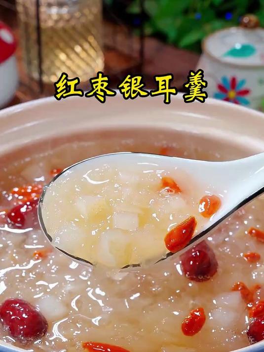 秋冬季节比较干燥，一定要多给家人喝这个冰糖雪梨银耳羹