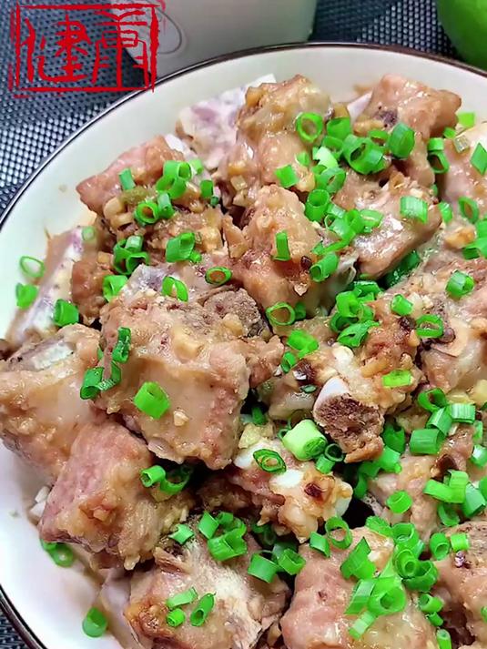 辛苦苦做了份“香芋排骨”居然忘记放油了,美中不足啊……