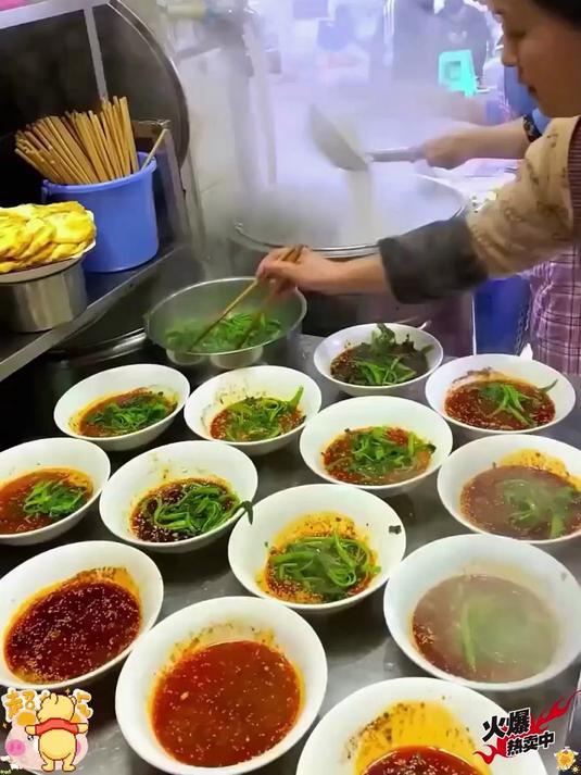 松茸菌菇葱香四溢，拌面酱汁超诱人