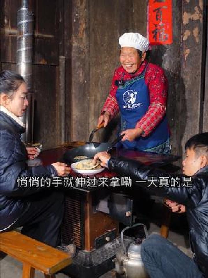 奶奶今天做个正宗的梅菜扣肉饼,一上锅就干了俩,咸香煎脆