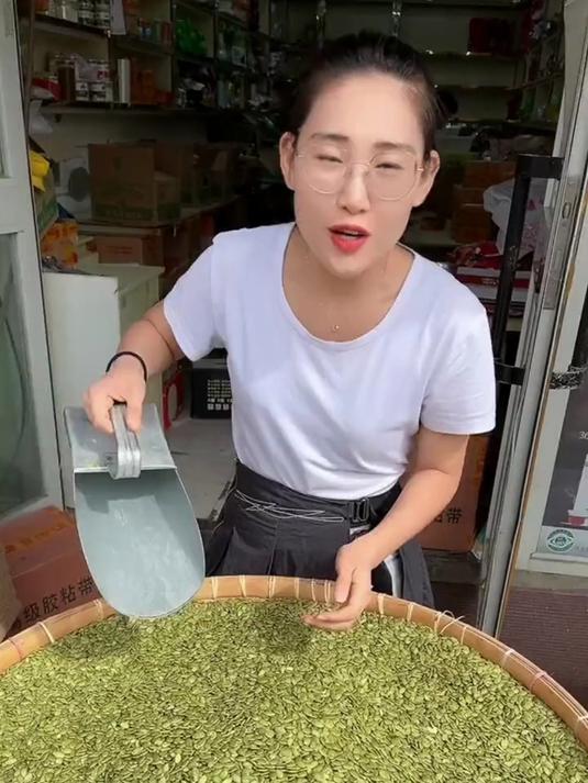 南瓜子仁做炒货超香,越吃越上瘾超好吃