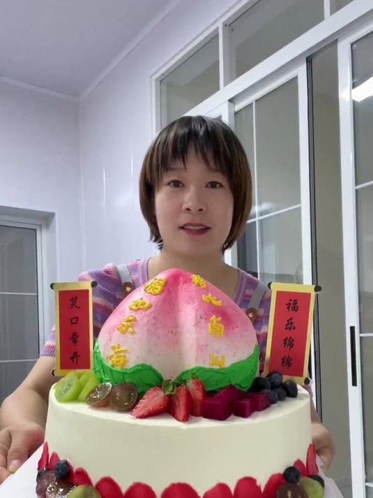 今天一块做了两个双层大蛋糕，寿桃一年没做了，还得边琢磨边做哈哈