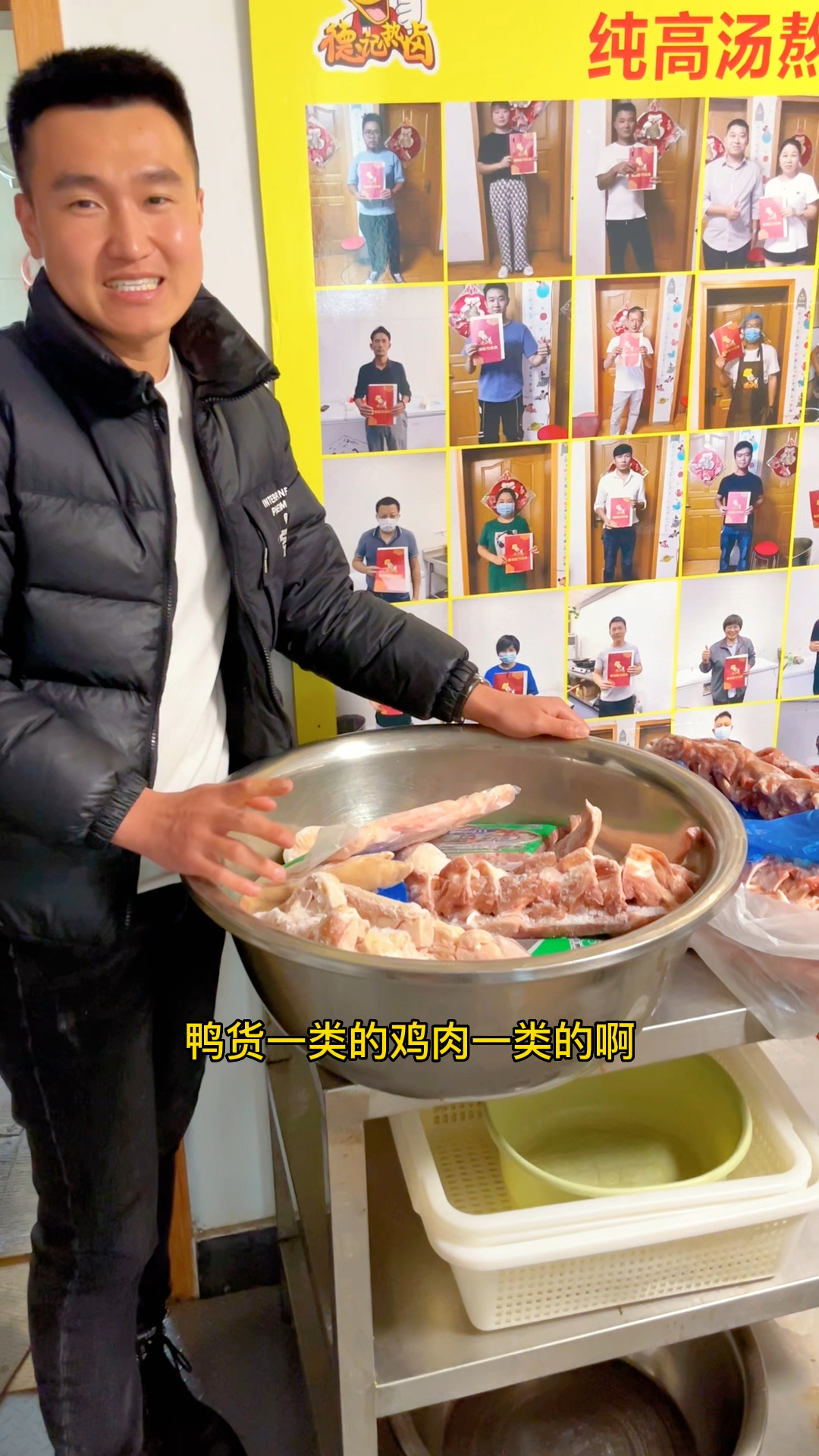 热卤串串不仅有素菜还有荤菜猪蹄猪耳朵鸭头鸭脖鸡爪等等几十种